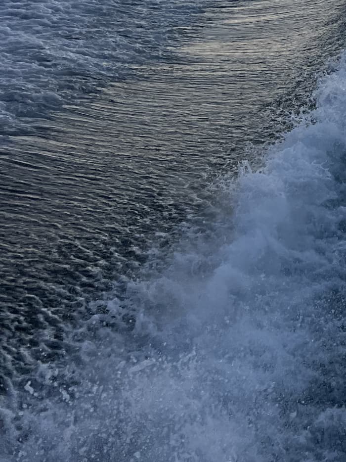 ZONSONDERGANGTOUR - Een unieke ervaring om de schoonheid van de Pakleni-eilanden bij zonsondergang te ontdekken. Ontspan op de boot, geniet van de kristalheldere zee en kijk hoe de zon langzaam achter de horizon verdwijnt terwijl de lucht goud en roze kleurt.