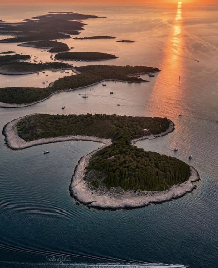 ZONSONDERGANGTOUR - Een unieke ervaring om de schoonheid van de Pakleni-eilanden bij zonsondergang te ontdekken. Ontspan op de boot, geniet van de kristalheldere zee en kijk hoe de zon langzaam achter de horizon verdwijnt terwijl de lucht goud en roze kleurt.