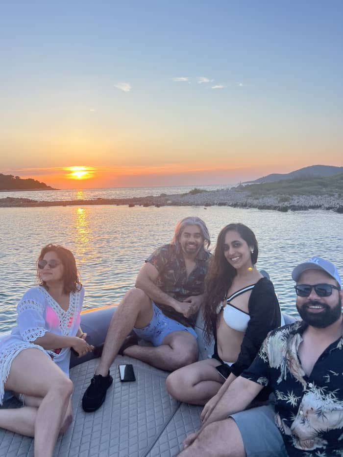 ZONSONDERGANGTOUR - Een unieke ervaring om de schoonheid van de Pakleni-eilanden bij zonsondergang te ontdekken. Ontspan op de boot, geniet van de kristalheldere zee en kijk hoe de zon langzaam achter de horizon verdwijnt terwijl de lucht goud en roze kleurt.