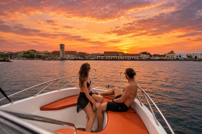 VIP-Sonnenuntergangsfahrt: Altstadt von Rhodos & Ägäis | Privat