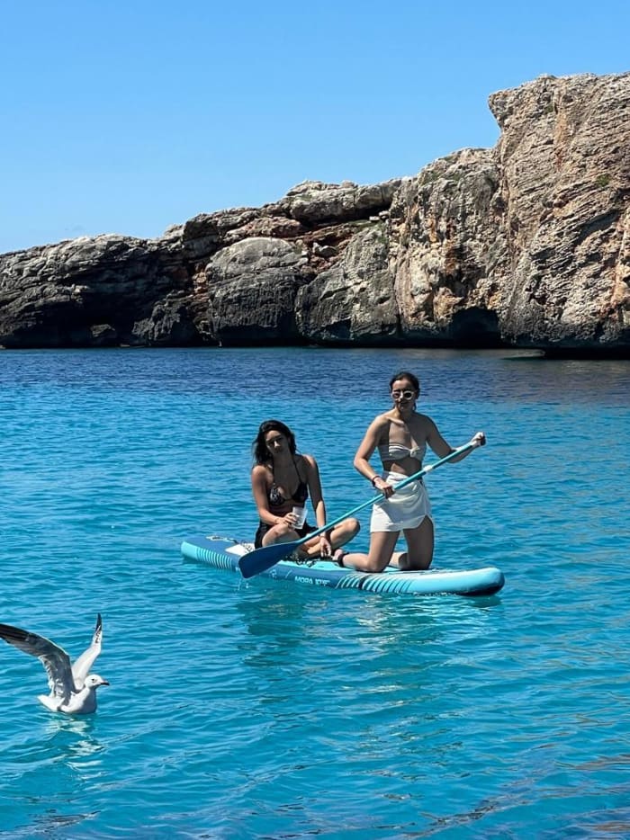 Excursie naar Formentera of de zuidelijke stranden van Ibiza op een luxe catamaran.