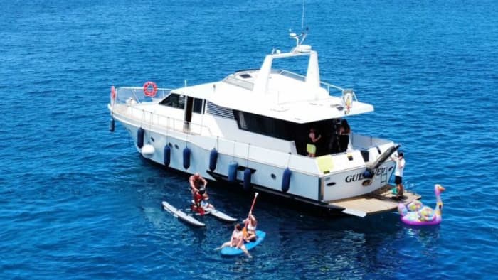 Aventure en yacht d'une demi-journée : activités nautiques, grottes marines et plages cachées