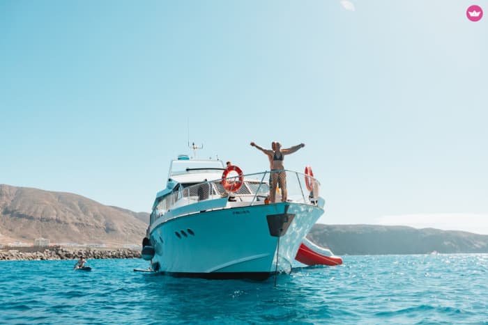 Aventure en yacht d'une demi-journée : activités nautiques, grottes marines et plages cachées
