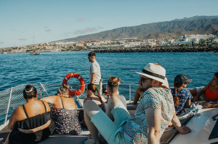 Aventure en yacht d'une demi-journée : activités nautiques, grottes marines et plages cachées