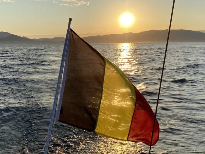 Discover the Bay of Cannes and the Lérins Islands by sailboat on a 4-hour cruise. Anchor between the islands, enjoy an aperitif, relax, and swim...