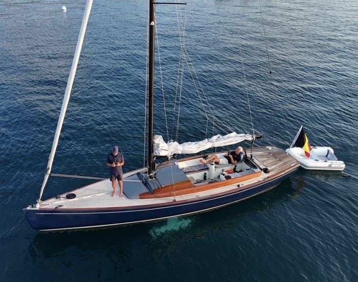Discover the Bay of Cannes and the Lérins Islands by sailboat on a 4-hour cruise. Anchor between the islands, enjoy an aperitif, relax, and swim...