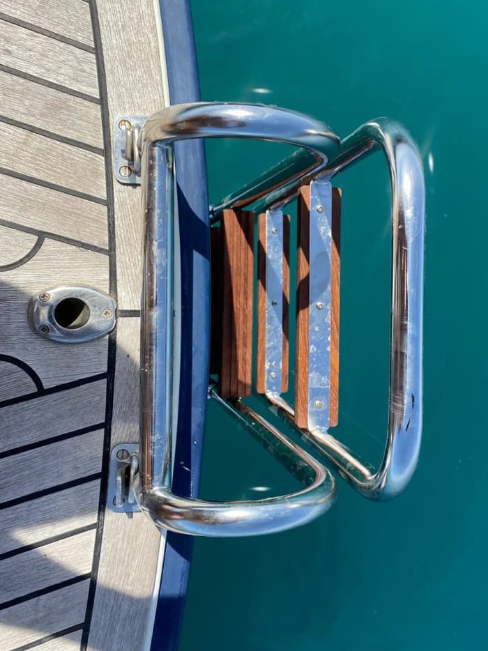 Discover the Bay of Cannes and the Lérins Islands by sailboat on a 4-hour cruise. Anchor between the islands, enjoy an aperitif, relax, and swim...