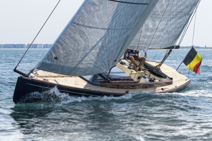 Discover the Bay of Cannes and the Lérins Islands by sailboat on a 4-hour cruise. Anchor between the islands, enjoy an aperitif, relax, and swim...