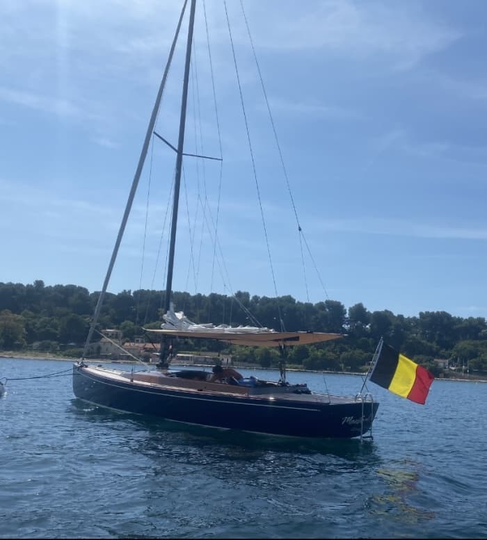Discover the Bay of Cannes and the Lérins Islands by sailboat on a 4-hour cruise. Anchor between the islands, enjoy an aperitif, relax, and swim...