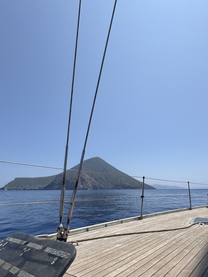 Einen Tag lang Vulcano entdecken: Das wahre Dolce Vita auf einem Segelboot