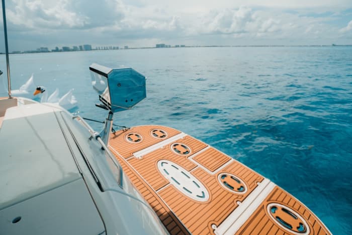 Nehmen Sie sich 9 Stunden Zeit, um den verborgenen Zauber von Cancún vom Wasser aus zu entdecken.