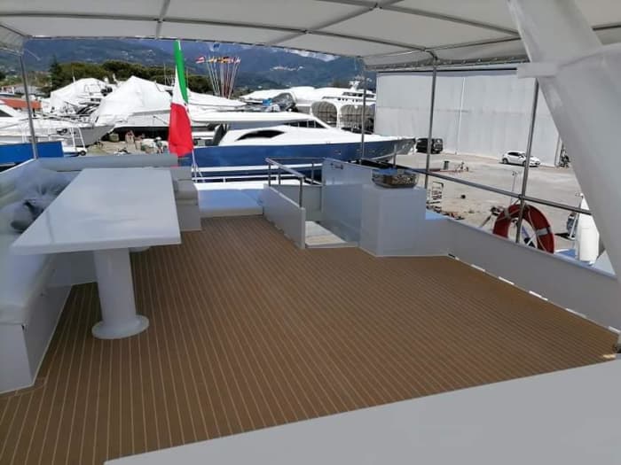Disfrute del lujo de La Spezia con un día completo a bordo de un yate a motor.