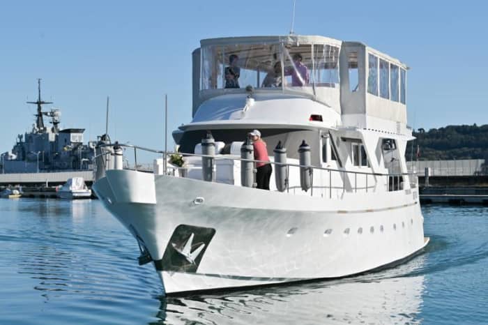 Disfrute del lujo de La Spezia con un día completo a bordo de un yate a motor.