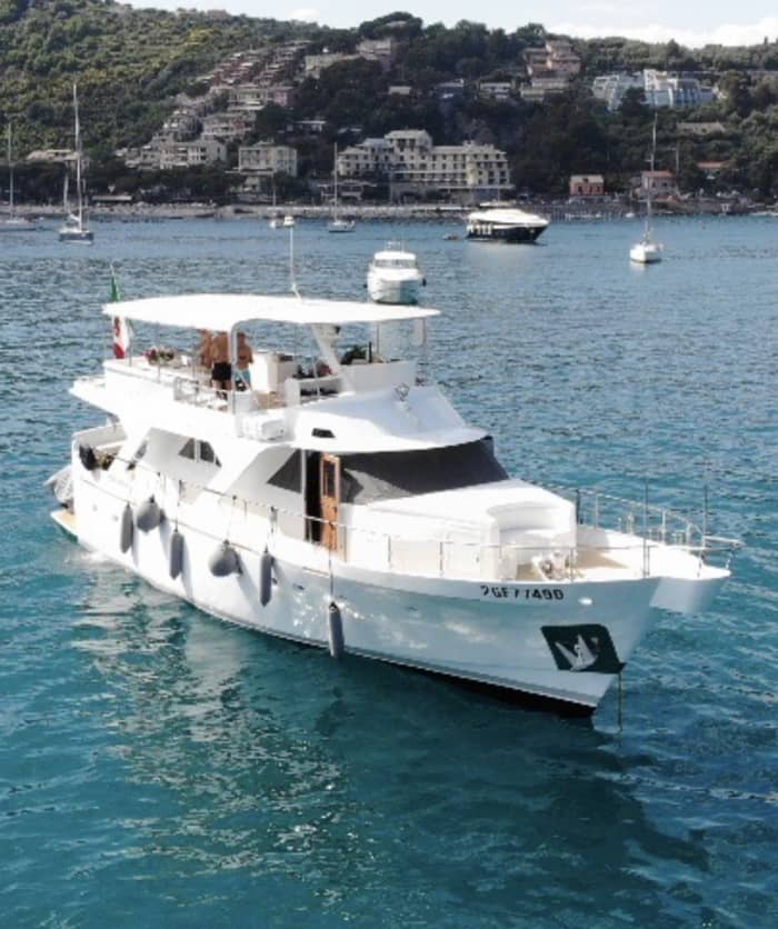 Disfrute del lujo de La Spezia con un día completo a bordo de un yate a motor.