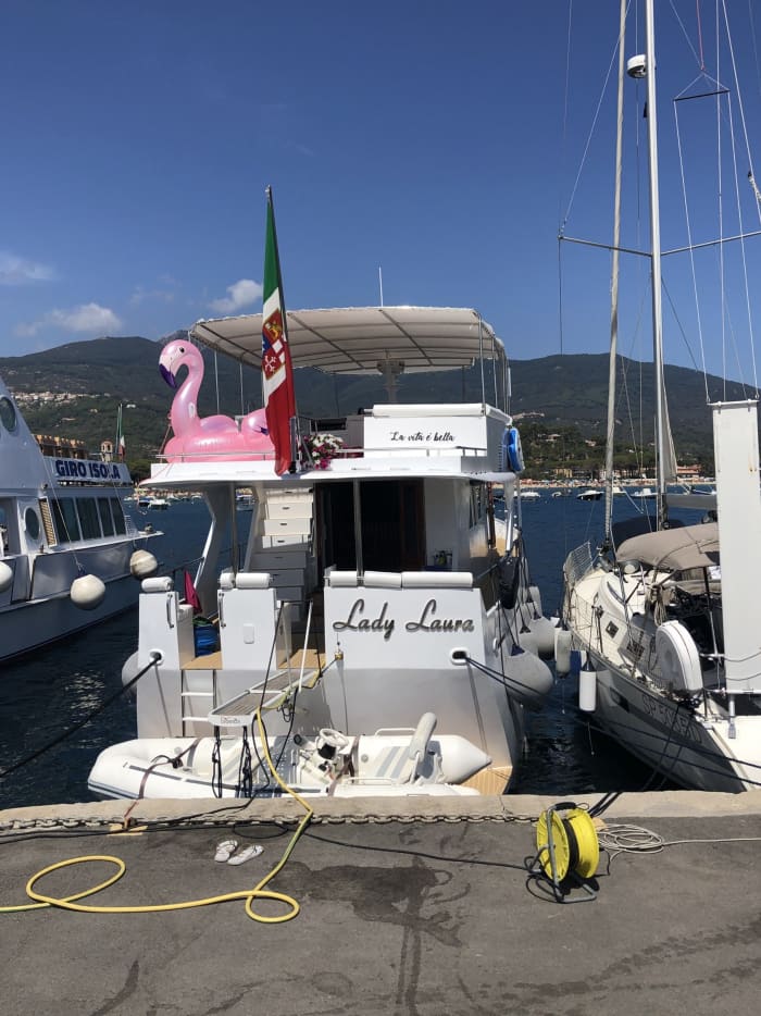 Disfrute del lujo de La Spezia con un día completo a bordo de un yate a motor.