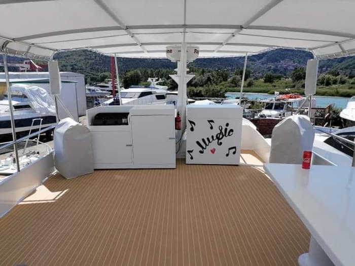 Disfrute del lujo de La Spezia con un día completo a bordo de un yate a motor.