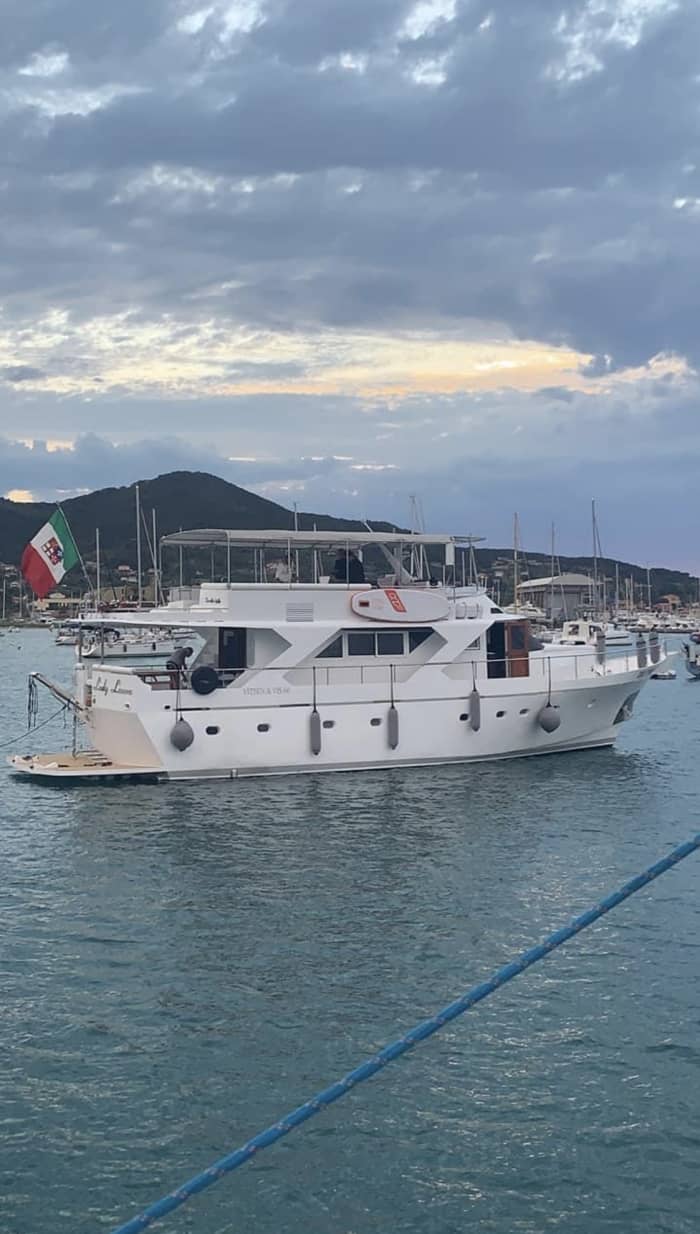 Disfrute del lujo de La Spezia con un día completo a bordo de un yate a motor.