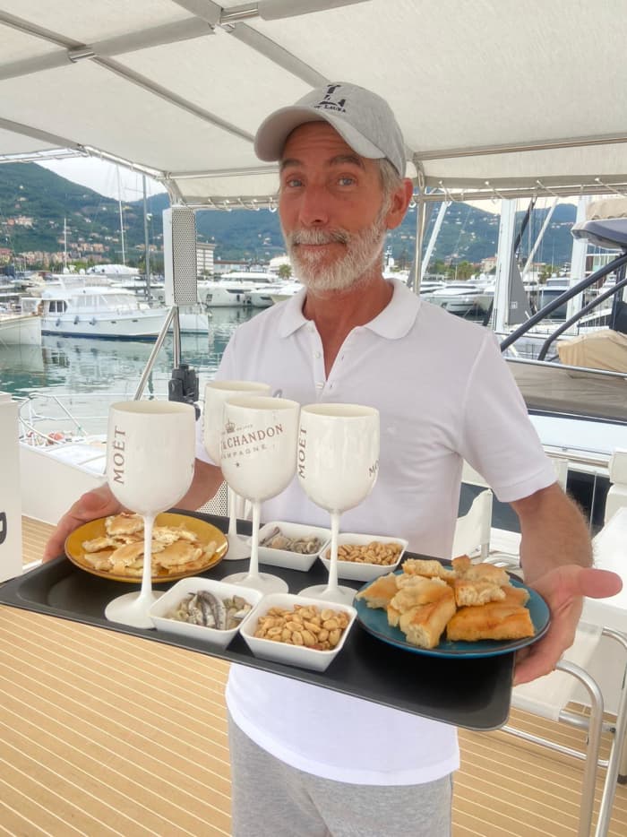 Disfrute del lujo de La Spezia con un día completo a bordo de un yate a motor.