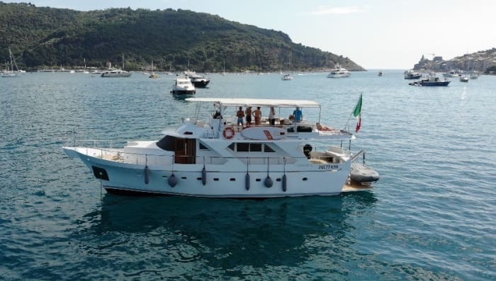 Disfrute del lujo de La Spezia con un día completo a bordo de un yate a motor.