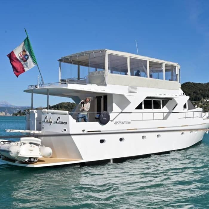 Disfrute del lujo de La Spezia con un día completo a bordo de un yate a motor.
