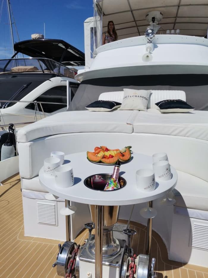 Disfrute del lujo de La Spezia con un día completo a bordo de un yate a motor.