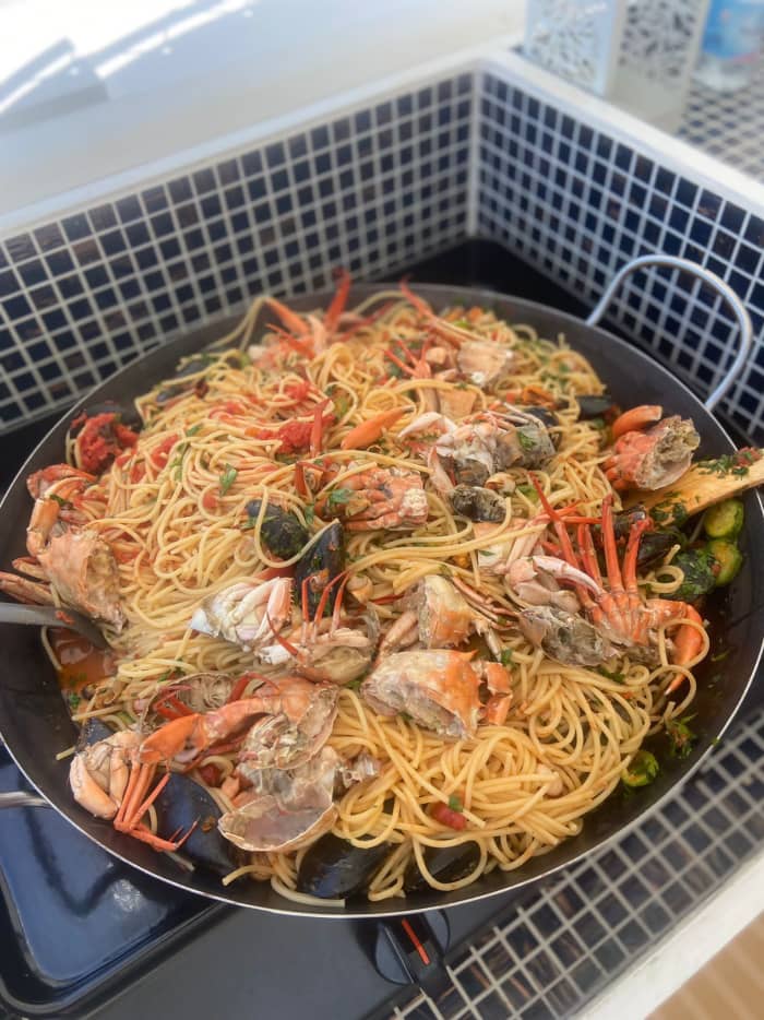 Disfrute del lujo de La Spezia con un día completo a bordo de un yate a motor.