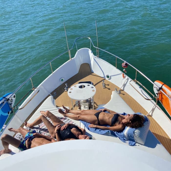 Disfrute del lujo de La Spezia con un día completo a bordo de un yate a motor.