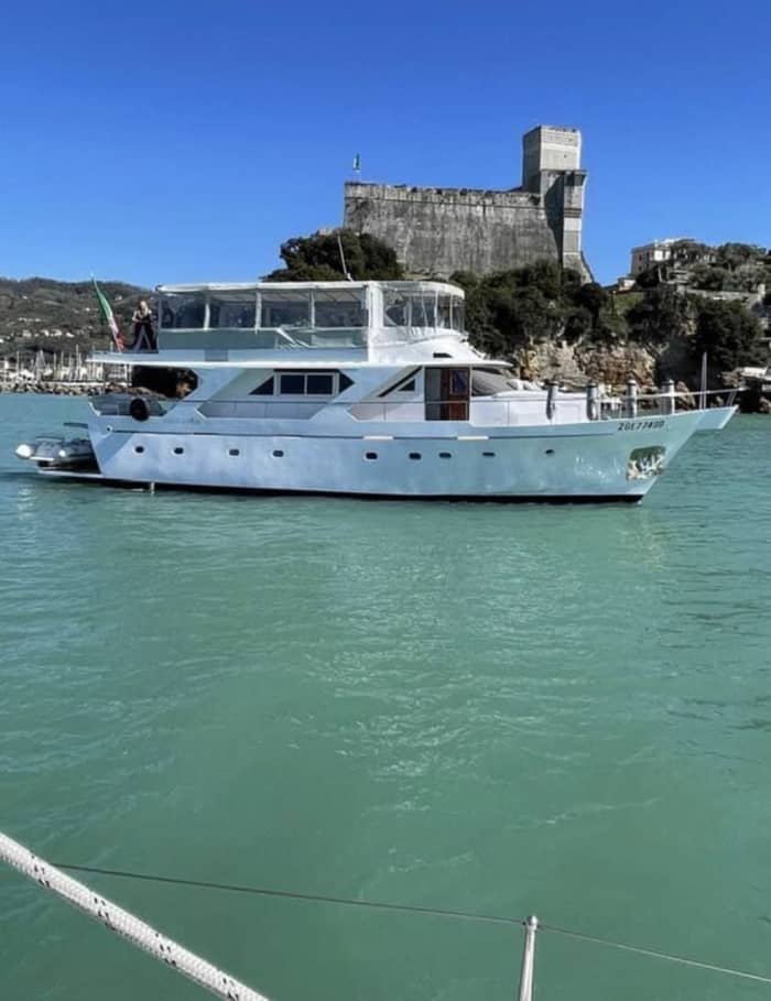 Disfrute del lujo de La Spezia con un día completo a bordo de un yate a motor.