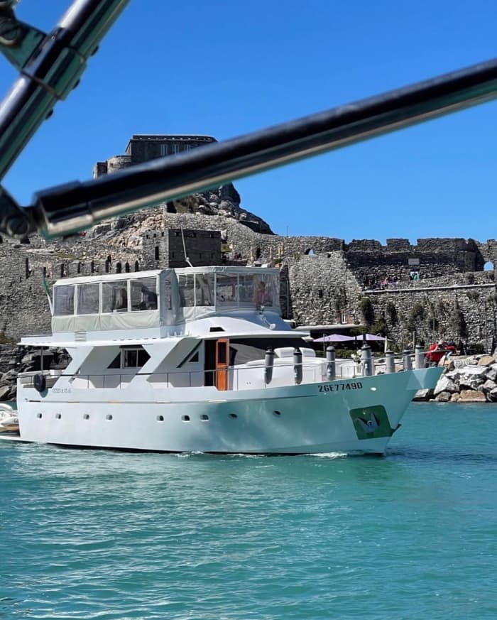 Disfrute del lujo de La Spezia con un día completo a bordo de un yate a motor.