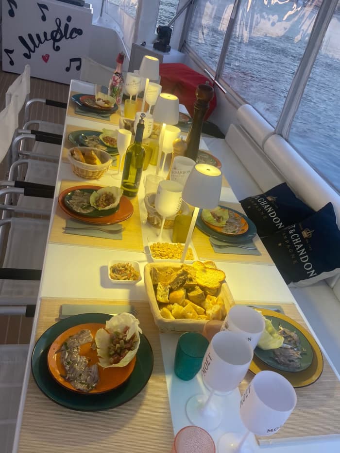 Disfrute del lujo de La Spezia con un día completo a bordo de un yate a motor.