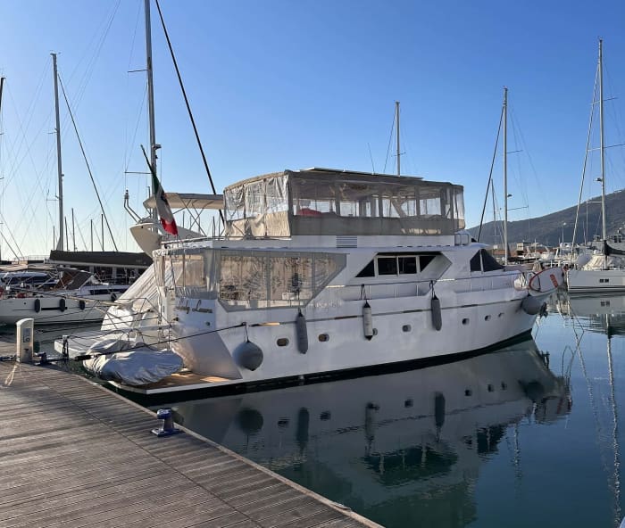 Disfrute del lujo de La Spezia con un día completo a bordo de un yate a motor.