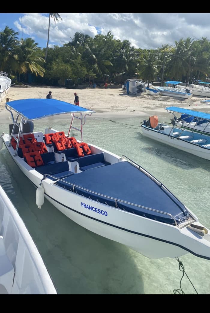 Ein Tag rund um Bayahibe: Genießen Sie 7,5 Stunden voller Entdeckungen mit dem Motorboot