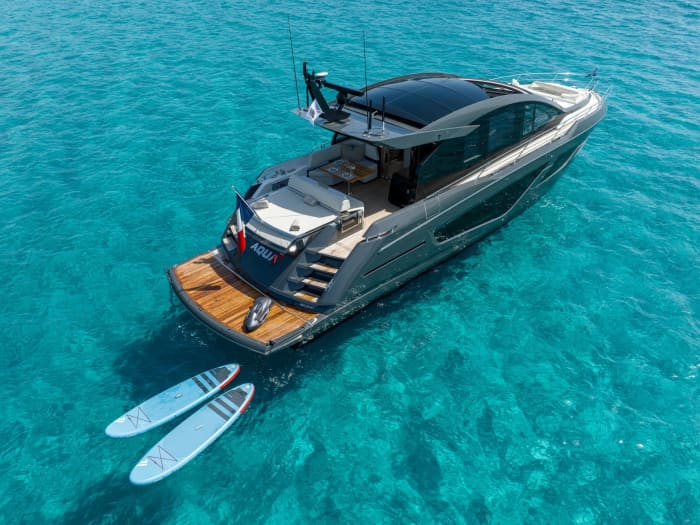 Een privé-motorboot voor een dag rond Saint-Tropez.