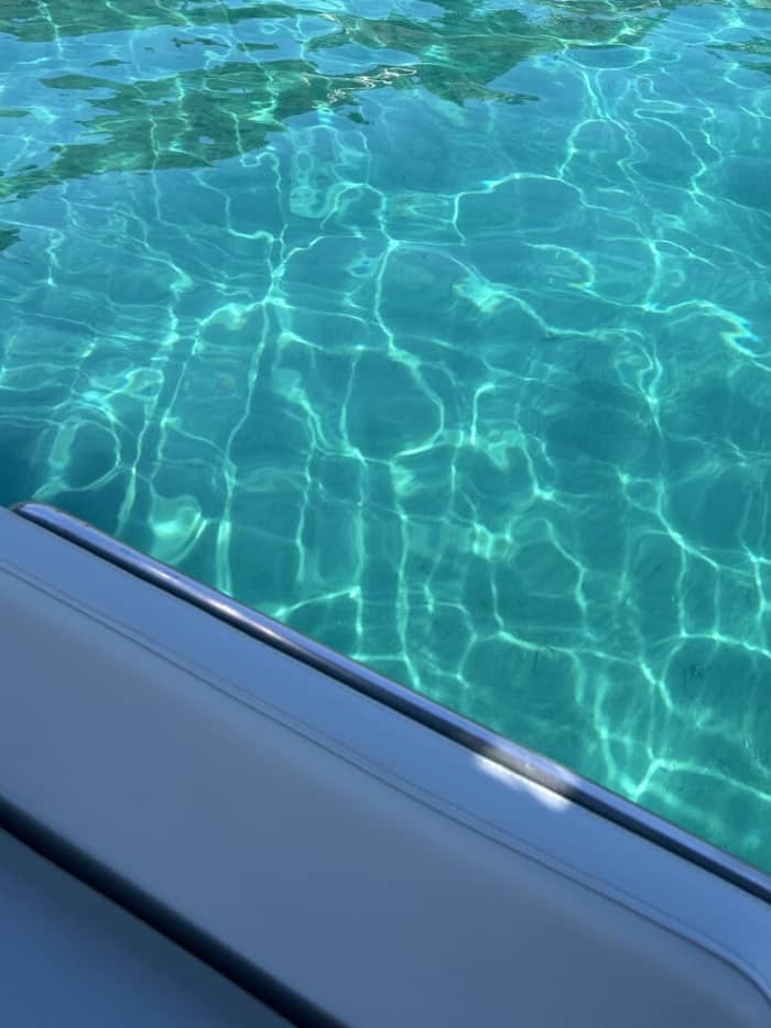 Prenez une demi-journée pour vous détendre sur un bateau à moteur à Corfou.