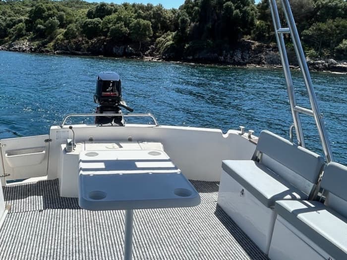 Prenez une demi-journée pour vous détendre sur un bateau à moteur à Corfou.
