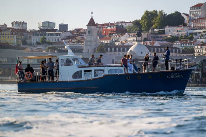 Naviguez à travers l'histoire : explorez le front de mer emblématique de Lisbonne avec des collations et du vin
