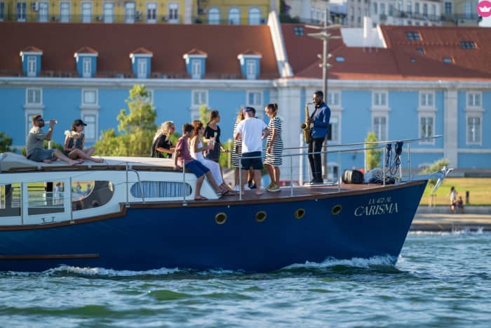 Naviguez à travers l'histoire : explorez le front de mer emblématique de Lisbonne avec des collations et du vin