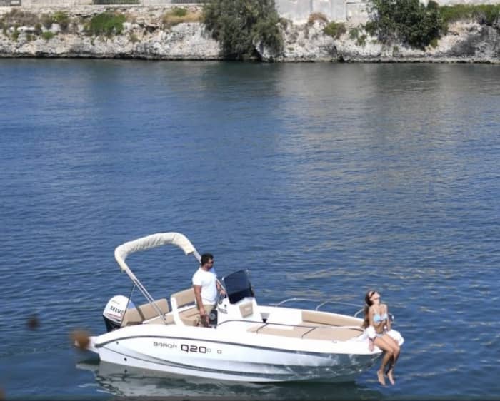Votre journée à Sorrente : louez un bateau à moteur pour une journée complète de découverte.