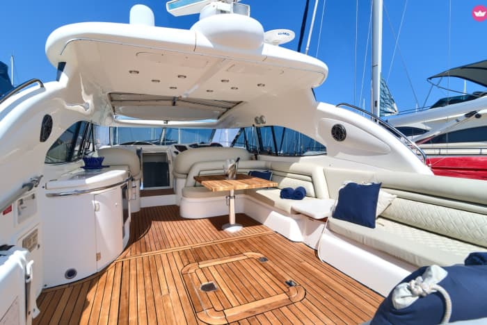 Charter 8 in een exclusief jacht