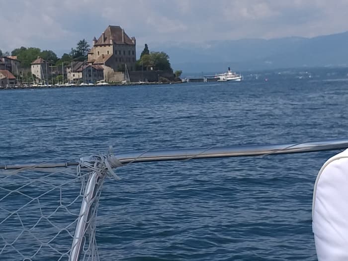Um dia inteiro de magia em Thonon-les-Bains a bordo de um veleiro.