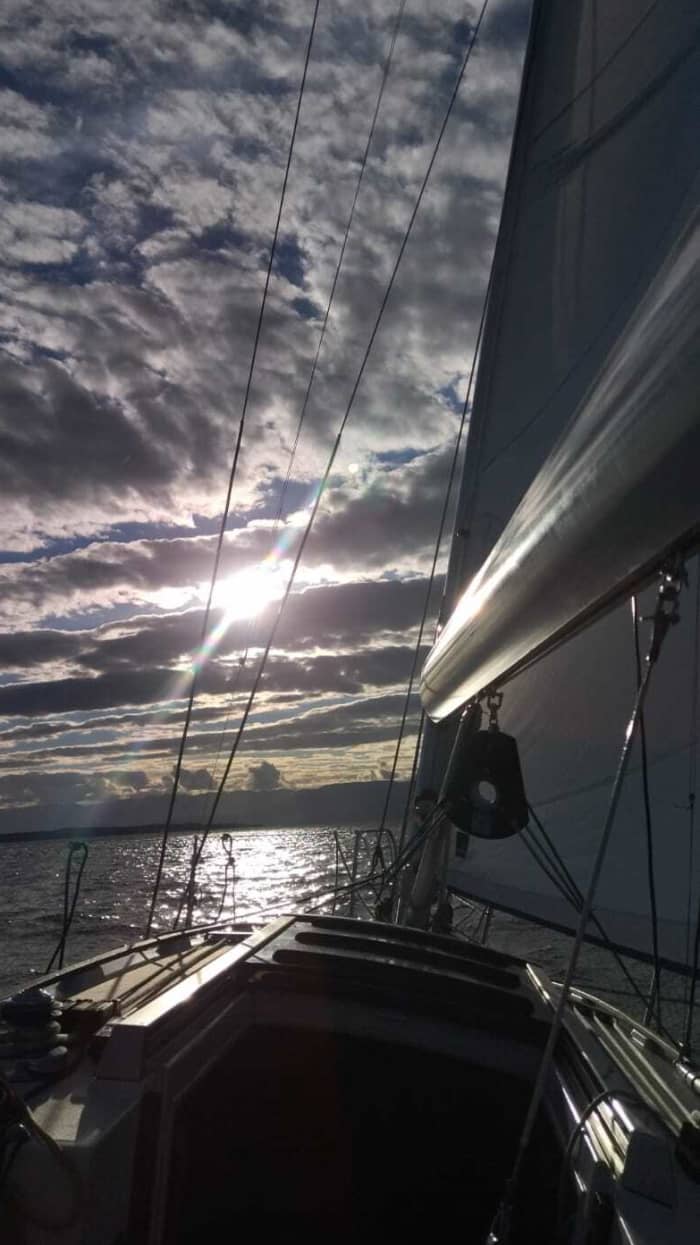 Um dia inteiro de magia em Thonon-les-Bains a bordo de um veleiro.