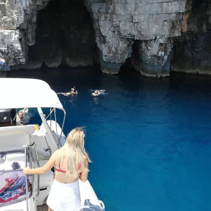 Joyas de las islas del Adriático: Excursión en barco de un día completo a la Cueva Azul y las bahías ocultas