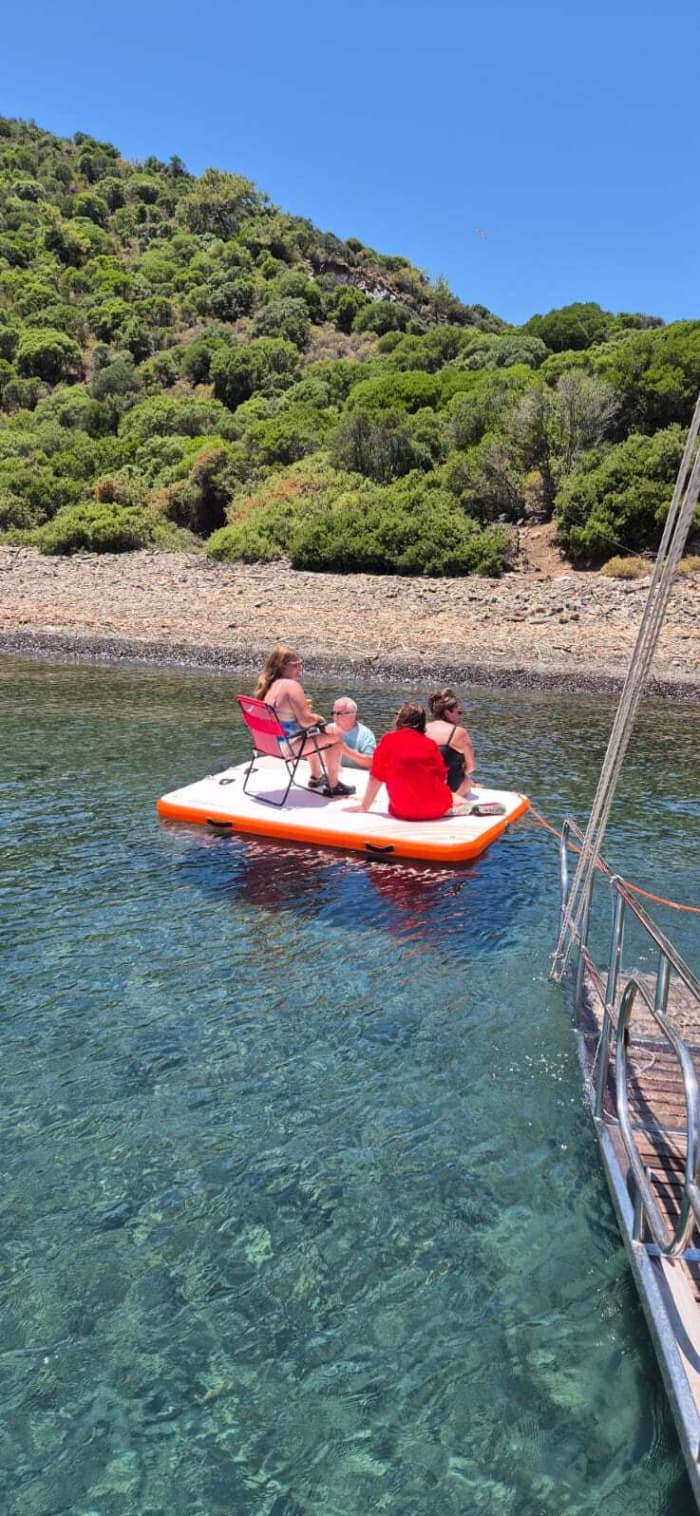 Geniet van de zon tijdens een boottocht van 7,5 uur in Fethiye.