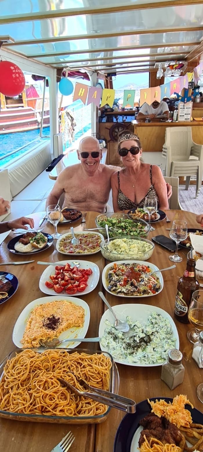 Geniet van de zon tijdens een boottocht van 7,5 uur in Fethiye.