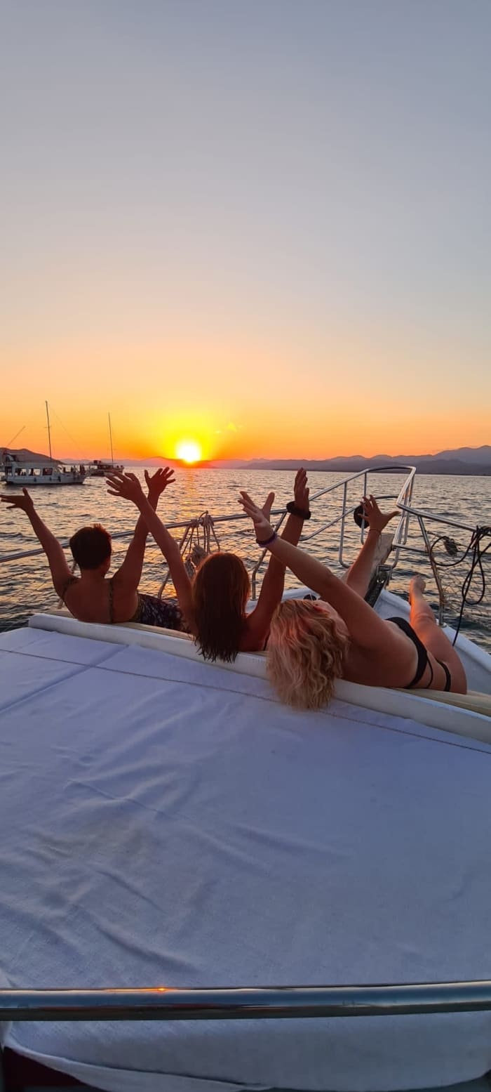 Geniet van de zon tijdens een boottocht van 7,5 uur in Fethiye.