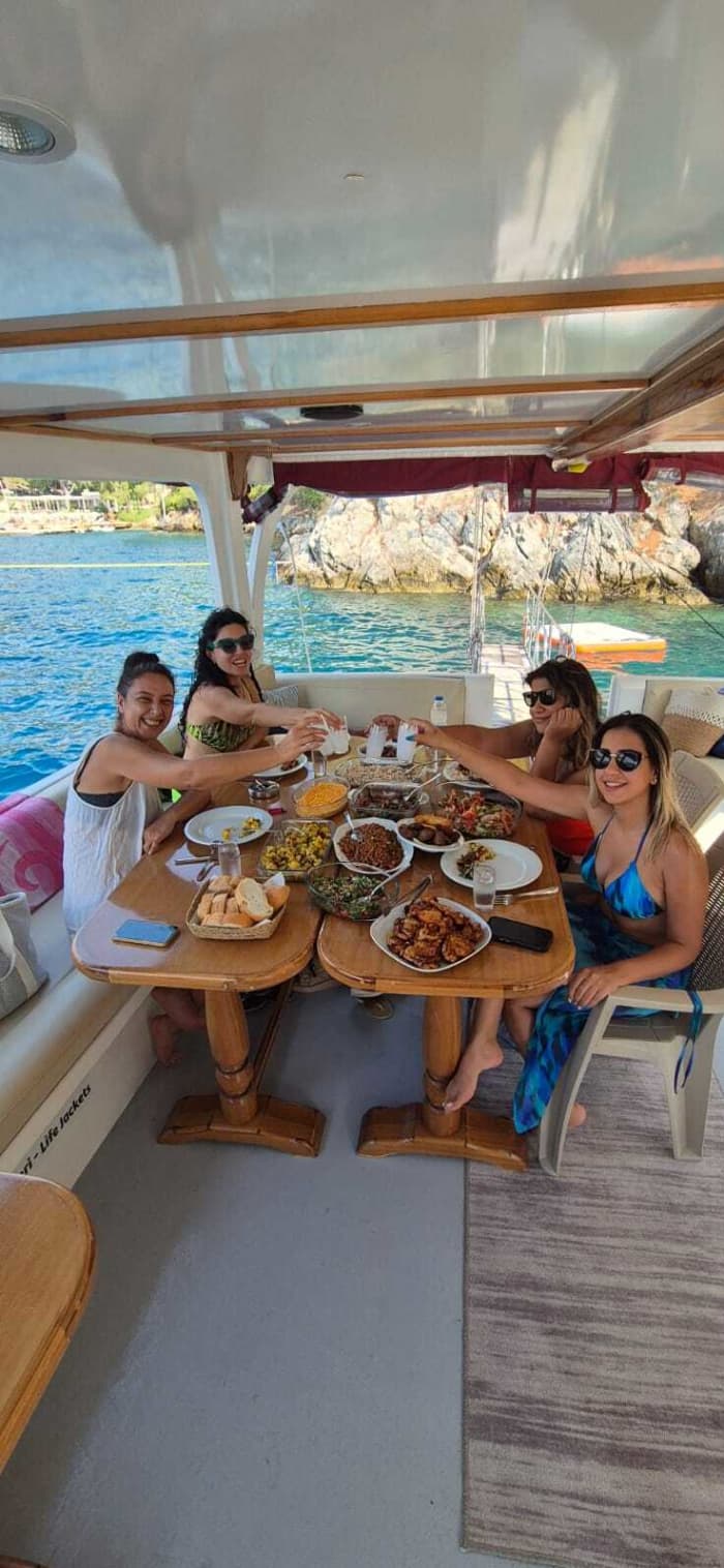 Geniet van de zon tijdens een boottocht van 7,5 uur in Fethiye.
