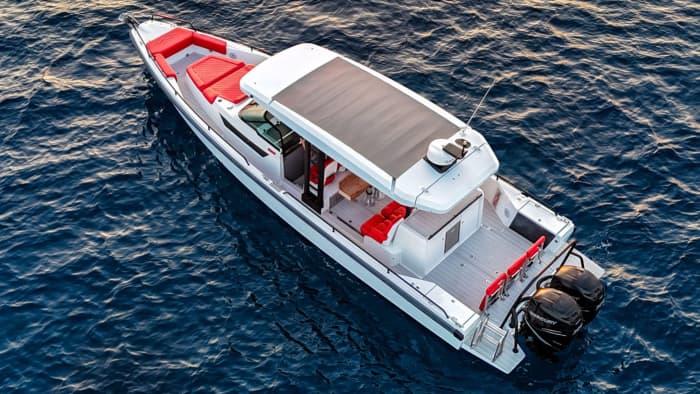 Blanc, bleu et divin : une journée complète sur un bateau à moteur