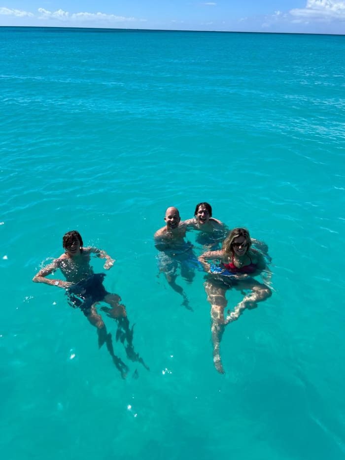 Escapada de día completo en catamarán: rema y haz snorkel en el corazón de las Islas Turcas y Caicos