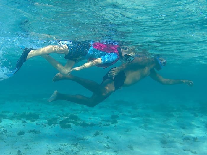 Escapada de día completo en catamarán: rema y haz snorkel en el corazón de las Islas Turcas y Caicos