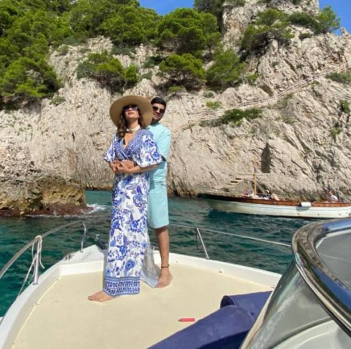 Votre journée à Capri : louez un bateau à moteur pour 8 h de découverte.
